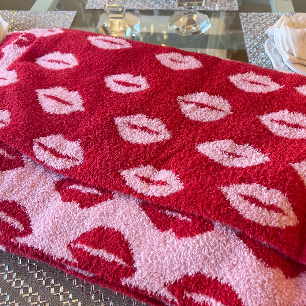๐๐ฉท Rachel Zoe Pink Red Kisses Lips Reversible Plush Blanket NEW - Picture 3 of 5
